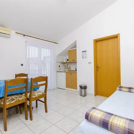 And Iva טרוגיר