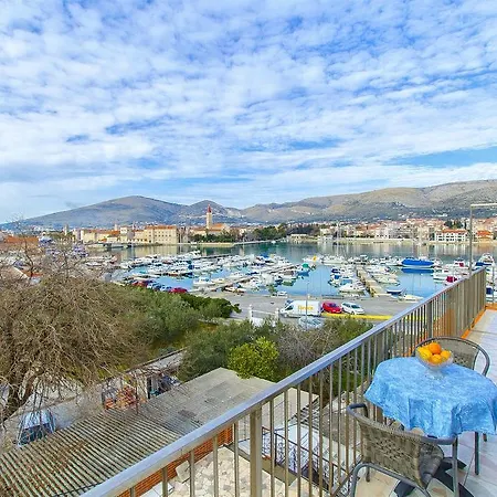 Apartament And Iva *
