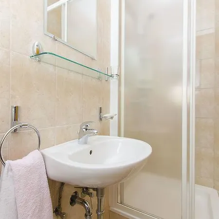 Apartament And Iva *
