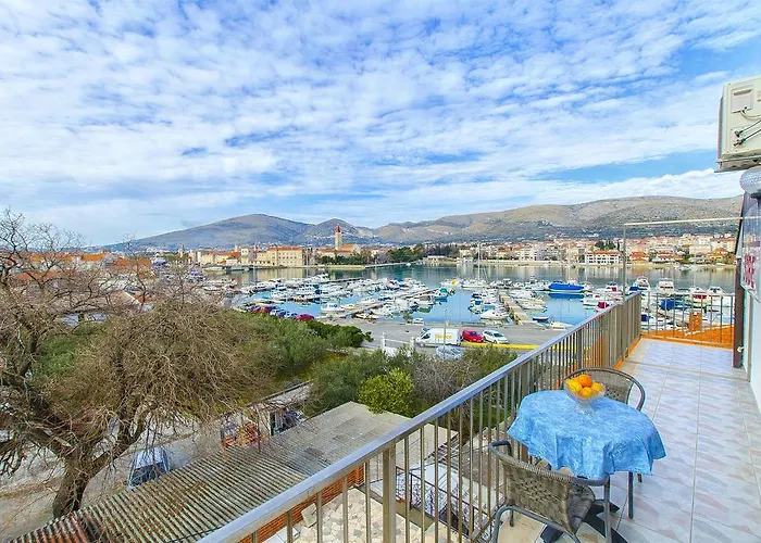 Apartament And Iva *