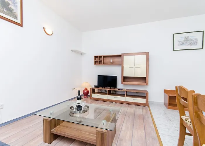 Apartament And Iva *